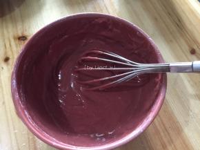 然后搅拌均匀至无粉状的蛋黄糊待用，
烤箱提前160度预热