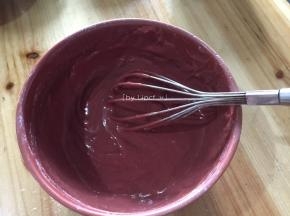 然后搅拌均匀至无粉状的蛋黄糊待用，
烤箱提前160度预热