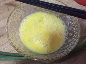 鸡蛋，打散，画开；