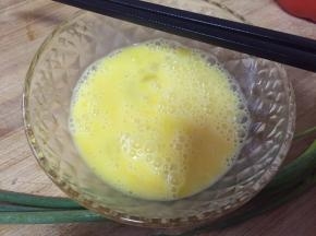 鸡蛋，打散，画开；