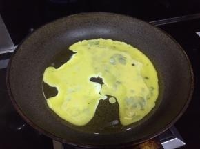热锅，放入油，再倒入鸡蛋液；