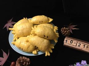 出锅后的馒头用巧克力酱涂上眼睛，萌萌哒