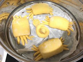 做好的螃蟹馒头放蒸锅里大火蒸20分钟左右。