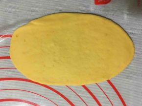 将一块面团擀成牛舌状。