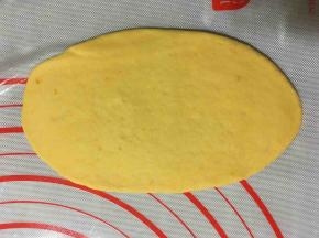 将一块面团擀成牛舌状。