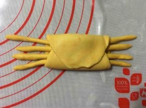 按如图把面片折好，然后把螃蟹翻过来。