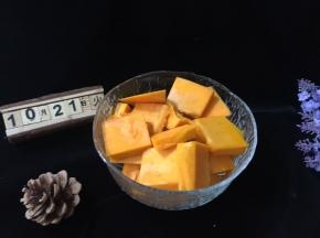 南瓜去皮，切块准备蒸熟