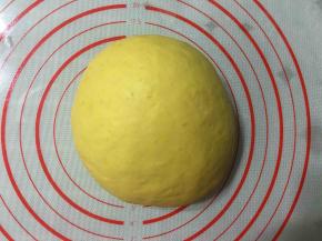 将所有材料混合揉成面团，揉面过程中无需加水。并将面团放在温暖湿润处发酵至原来的两倍大。