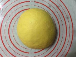 将所有材料混合揉成面团，揉面过程中无需加水。并将面团放在温暖湿润处发酵至原来的两倍大。