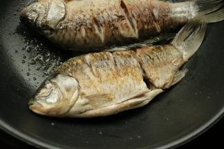 炒锅放油，煎香鱼两面。