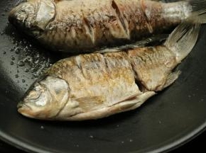 炒锅放油，煎香鱼两面。