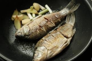 放入葱段姜片和蒜，炒出香味。