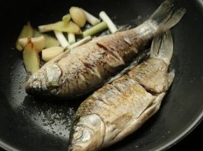 放入葱段姜片和蒜，炒出香味。