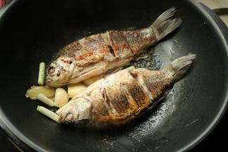 鱼表面也煎好了。