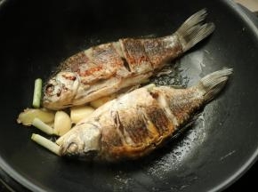 鱼表面也煎好了。