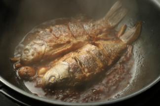 加入所有调料和400毫升水，炖25分钟足有，最后收汁接口。