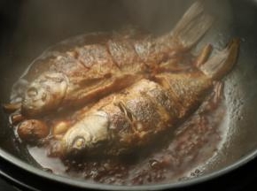 加入所有调料和400毫升水，炖25分钟足有，最后收汁接口。