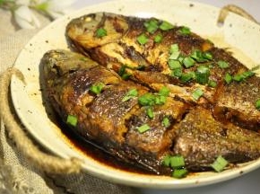 装盘，撒少许香菜或者韭菜末点缀。