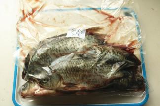 真空包装的鲫鱼，收到的时候超级新鲜，而且都收拾干净了，只需洗一下就可以烹调了。