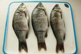 选了3条，做烤鱼。表面打花刀。