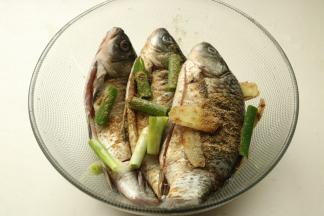 放入容器，加入葱、姜、盐、孜然粉、花生油。