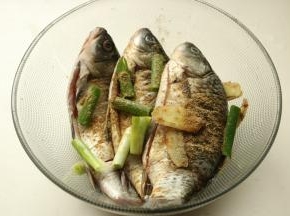 放入容器，加入葱、姜、盐、孜然粉、花生油。