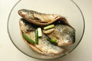 抓匀腌制半小时以上。