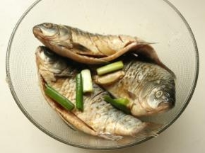 抓匀腌制半小时以上。