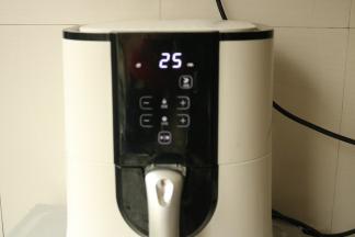 炸锅设置200度，烤30到40分钟，喜欢焦酥就多烤一会，喜欢嫩的就少烤一会。期间要翻面。