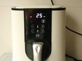 炸锅设置200度，烤30到40分钟，喜欢焦酥就多烤一会，喜欢嫩的就少烤一会。期间要翻面。