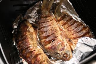 烤好的鲫鱼，是这样子的。我喜欢香酥的，就多烤了一会。