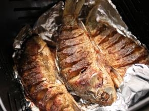 烤好的鲫鱼，是这样子的。我喜欢香酥的，就多烤了一会。