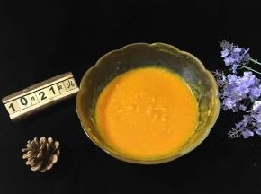 将蒸熟的南瓜用铲子压成泥状。