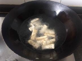 下入春卷，来回翻动，使均匀受热。