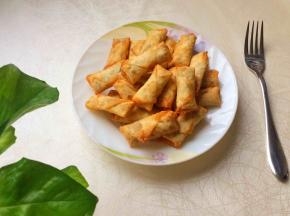 炸至金黄色捞出。