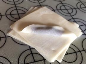 拎起这一角，将豆沙裹一圈。
