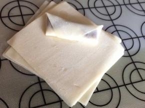 剩余的一角沾水，折向自己。