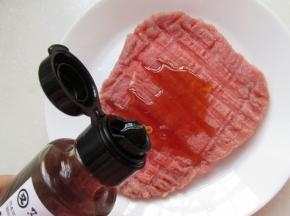 又伊鲜黑椒柚子调味汁，里面含有黑胡椒汁和柚子汁，罗列等，倒在牛排上面。