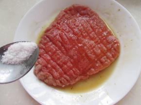 稍加一点点盐，也可以不加，调味汁中已含有盐分，看个人口味。