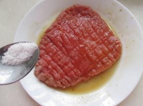 稍加一点点盐，也可以不加，调味汁中已含有盐分，看个人口味。