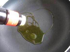 不沾锅里加入橄榄油。