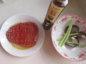 揉匀腌渍约1-2小时，平菇和香芹配菜。