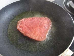 烧热，加入牛排煎。