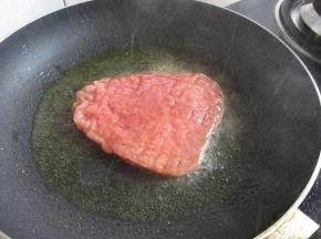 烧热，加入牛排煎。
