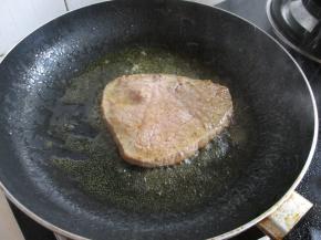 煎一分钟翻面。