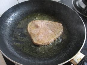 煎一分钟翻面。