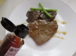 装盘，在加入黑椒柚子调味汁增加味道。