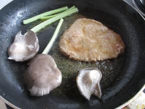 加入配菜一起煎，如果喜欢牛排5分熟，就每面煎一分钟，如果喜欢全熟的就煎4-5分钟即可。