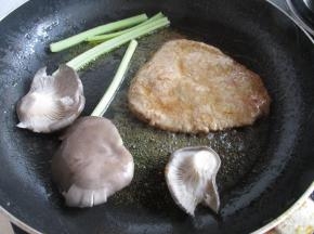 加入配菜一起煎，如果喜欢牛排5分熟，就每面煎一分钟，如果喜欢全熟的就煎4-5分钟即可。