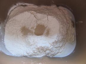 所有材料放入面包机桶。